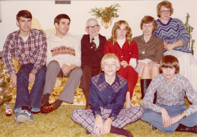 1976-12-24 Grandpa Blevens grandkids a.jpg